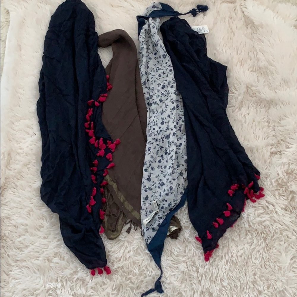 Bundle of 4 Abercrombie scarfs - Picture 1 of 2